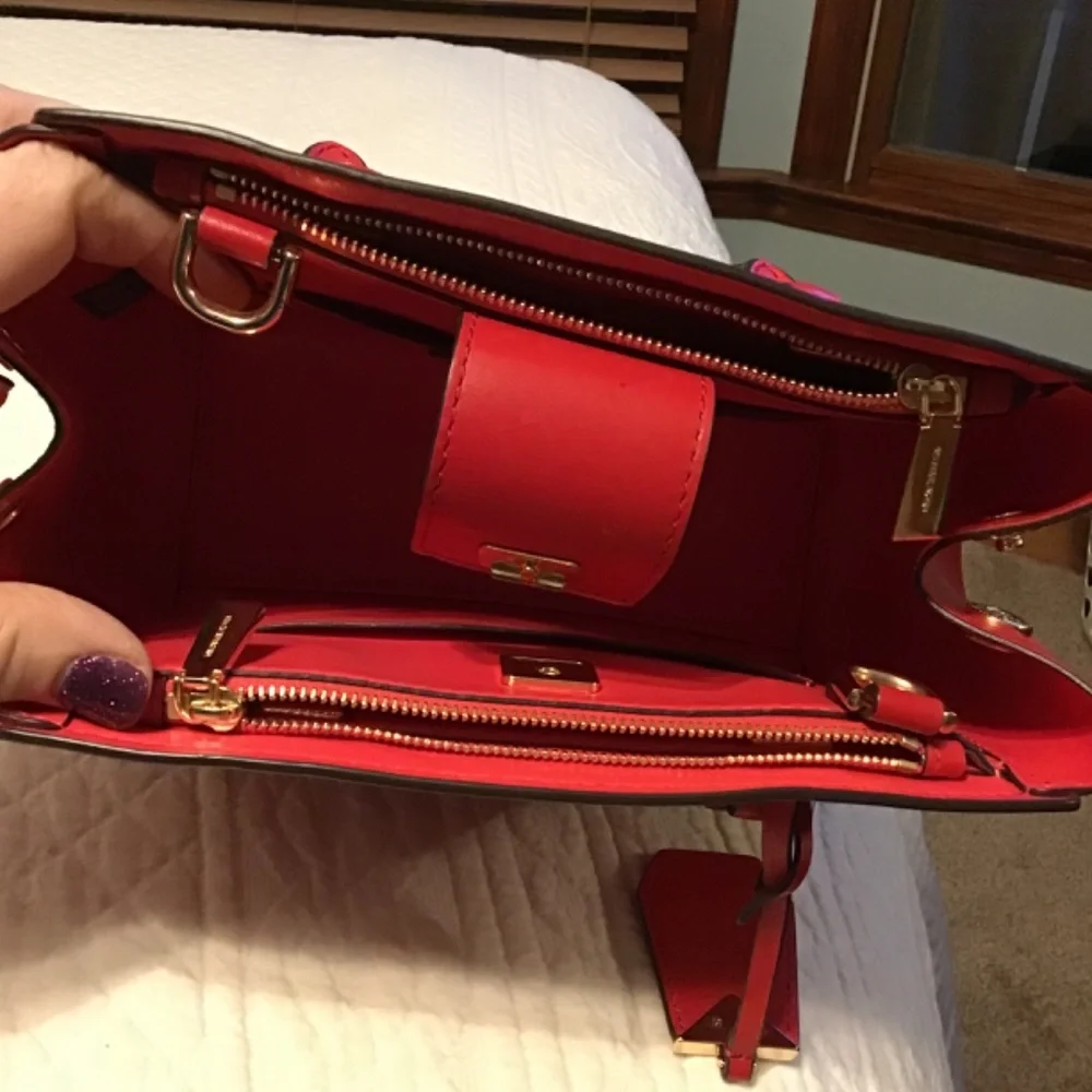 Small Michael Kors purse - Picture 2 of 8